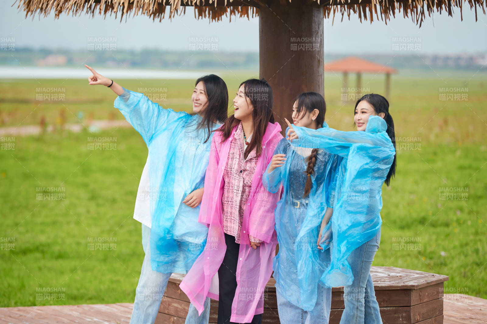 阴雨天在草原花海拍照的闺蜜四人