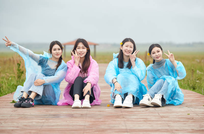 阴雨天在草原花海拍照的闺蜜四人