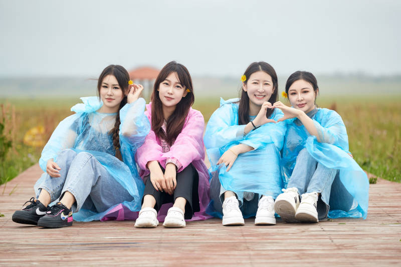 阴雨天在草原花海拍照的闺蜜四人