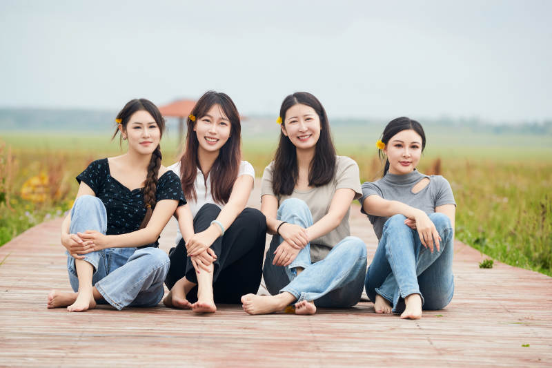 阴雨天在草原花海拍照的闺蜜四人