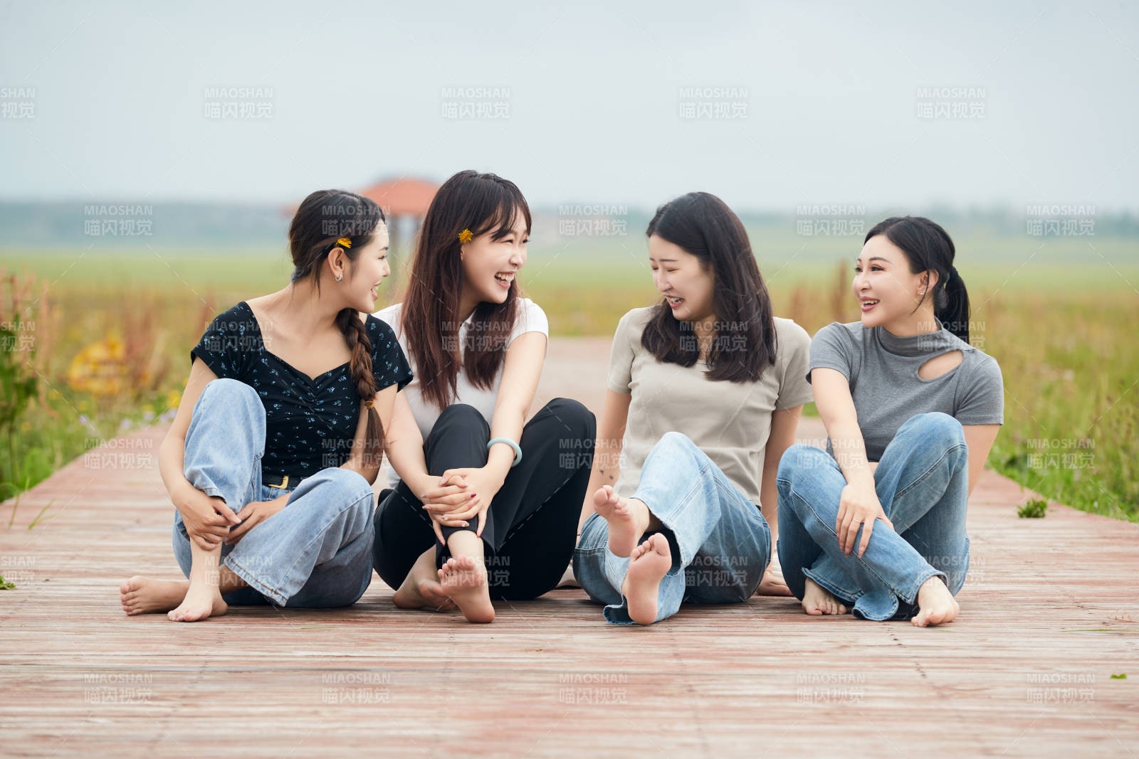 阴雨天在草原花海拍照的闺蜜四人