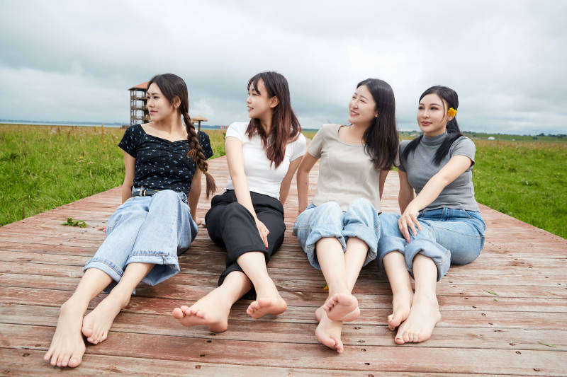 阴雨天在草原花海拍照的闺蜜四人