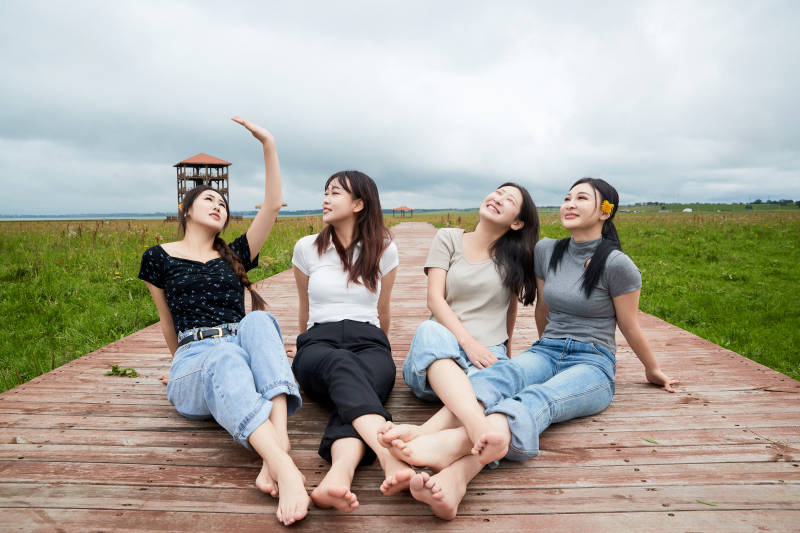 阴雨天在草原花海拍照的闺蜜四人