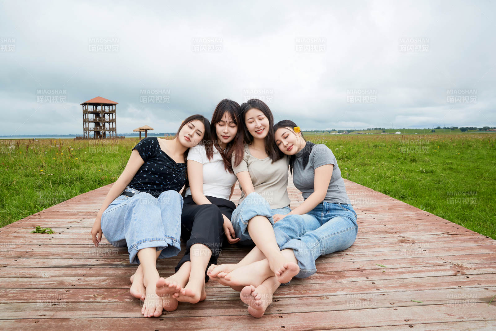 阴雨天在草原花海拍照的闺蜜四人