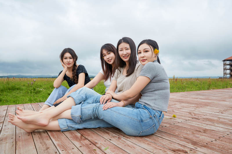 阴雨天在草原花海拍照的闺蜜四人