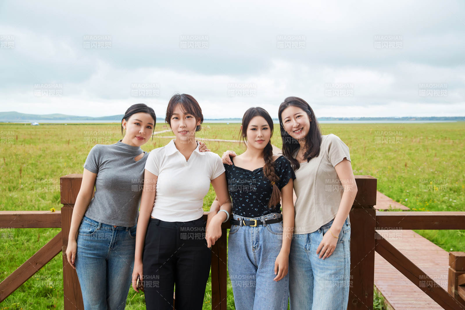 阴雨天在草原花海拍照的闺蜜四人
