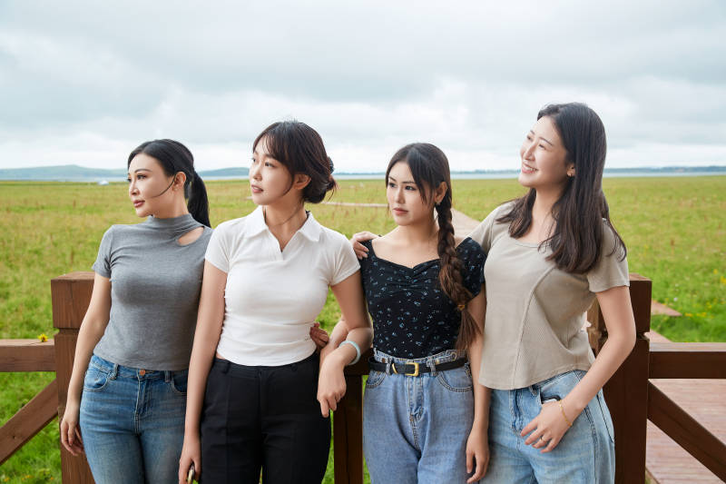 阴雨天在草原花海拍照的闺蜜四人