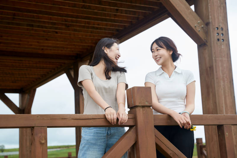 在草原花海观鸟台拍照游玩的美女闺蜜