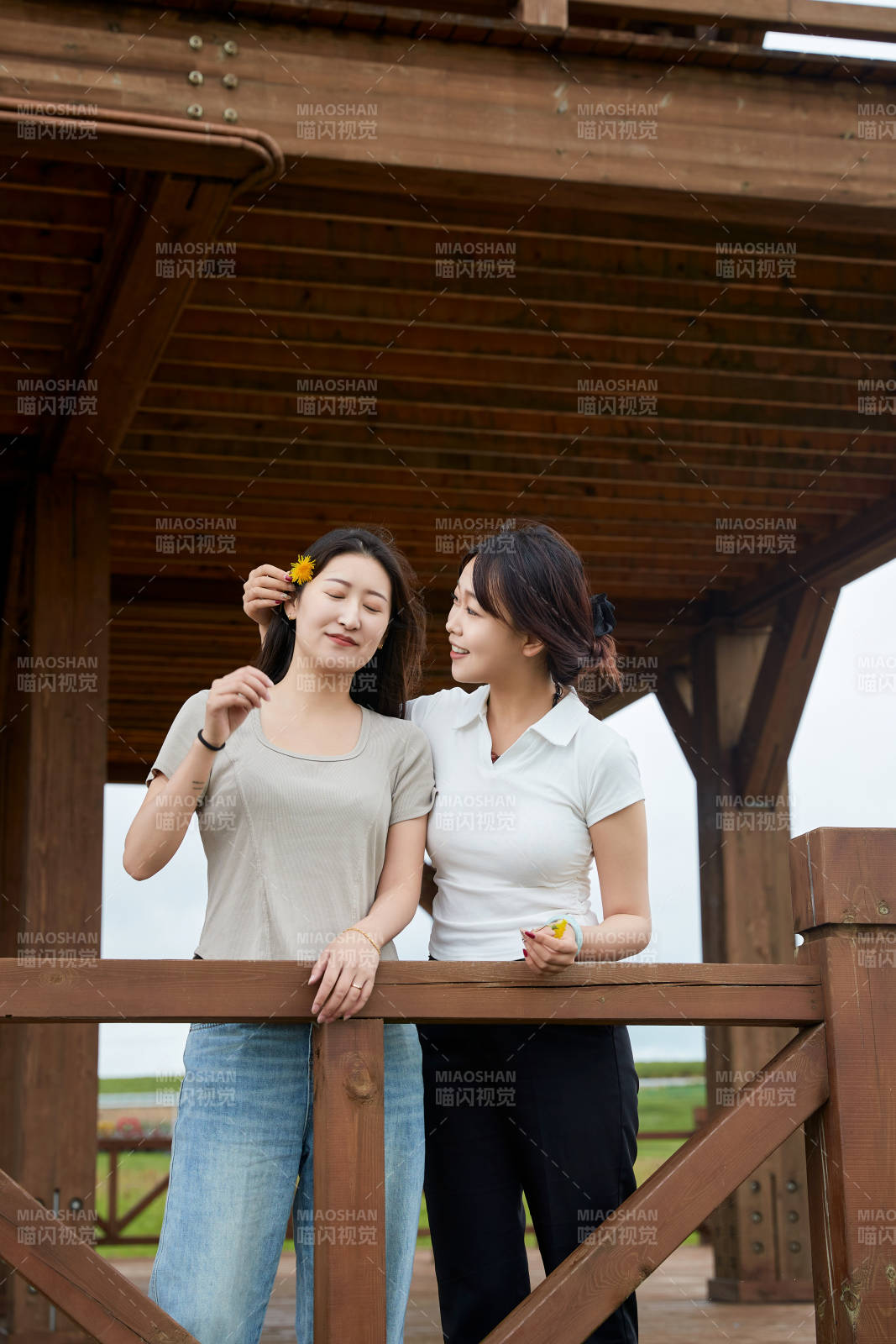 在草原花海观鸟台拍照游玩的美女闺蜜