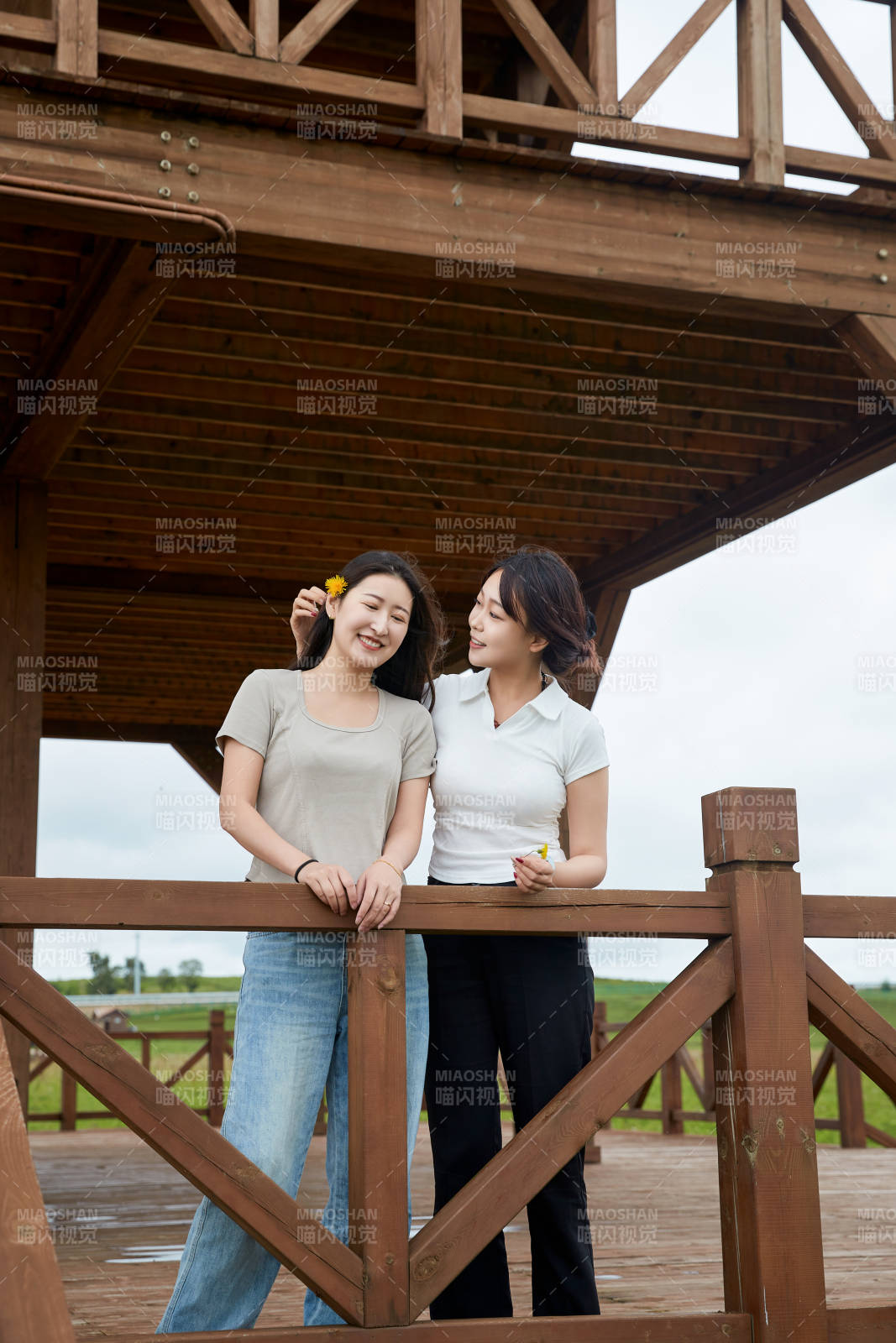 在草原花海观鸟台拍照游玩的美女闺蜜