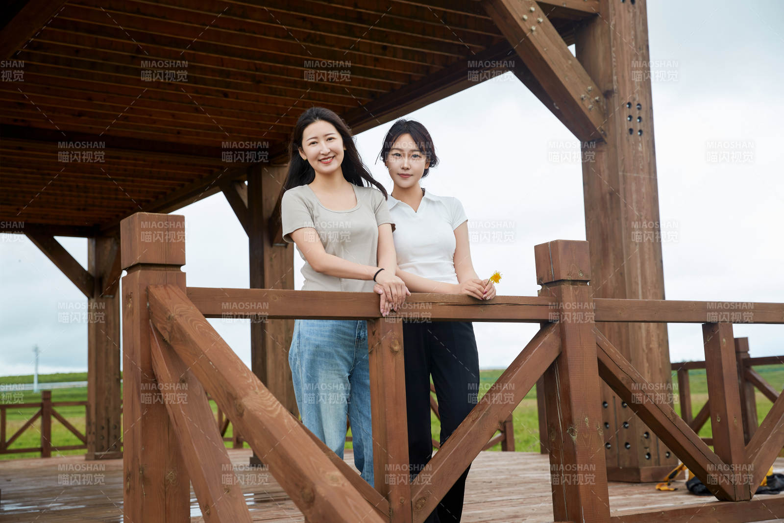 在草原花海观鸟台拍照游玩的美女闺蜜