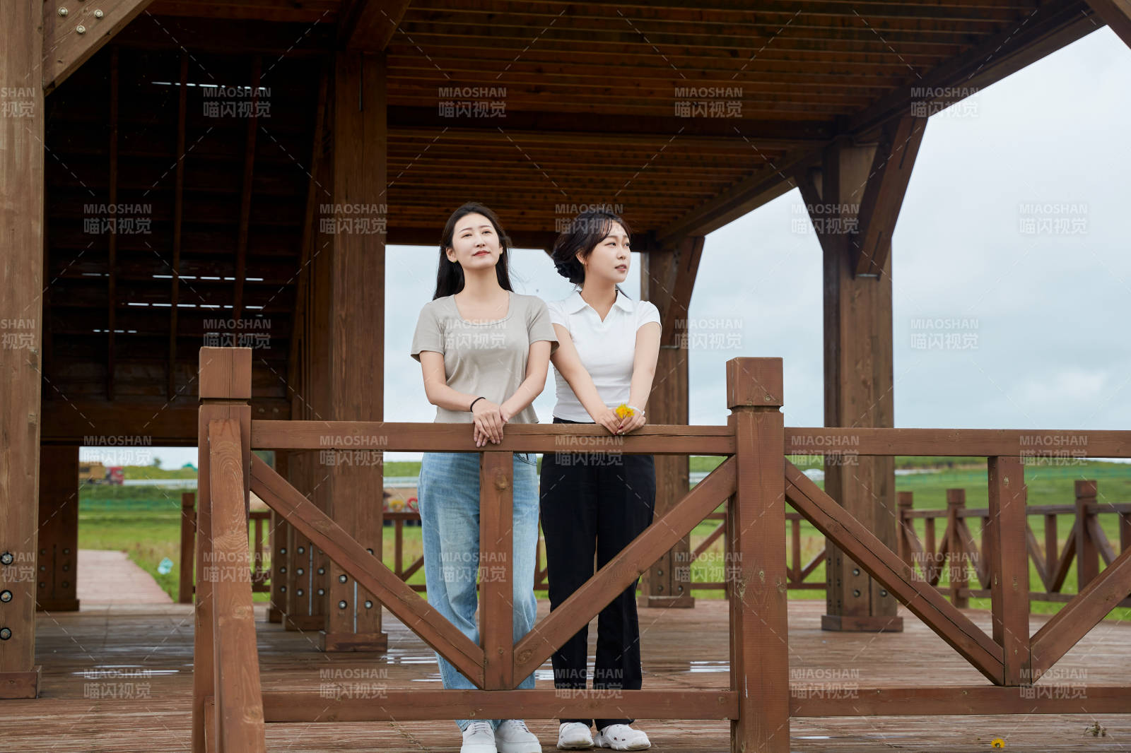 在草原花海观鸟台拍照游玩的美女闺蜜