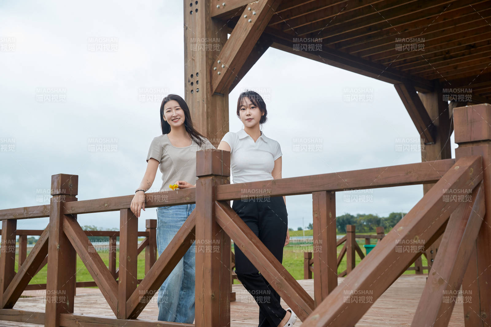 在草原花海观鸟台拍照游玩的美女闺蜜