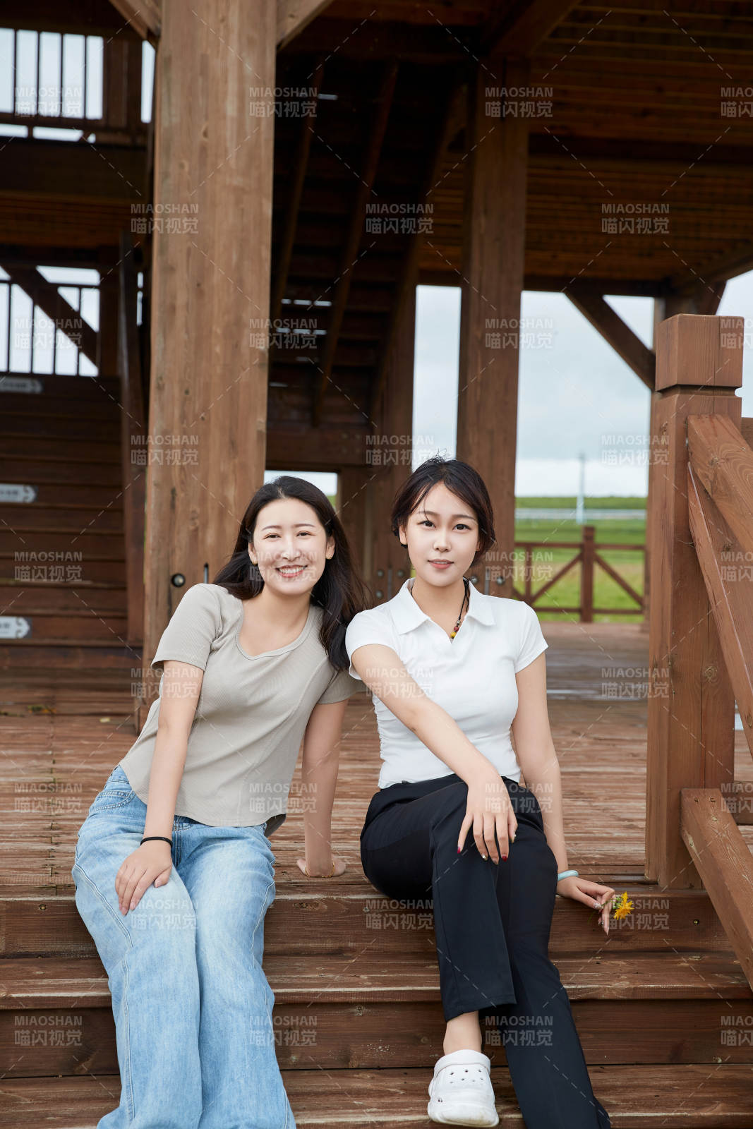 在草原花海观鸟台拍照游玩的美女闺蜜