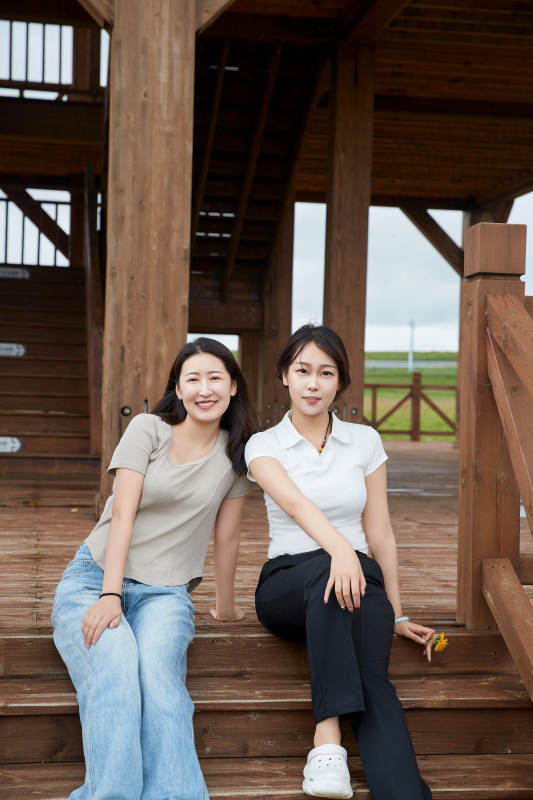 在草原花海观鸟台拍照游玩的美女闺蜜