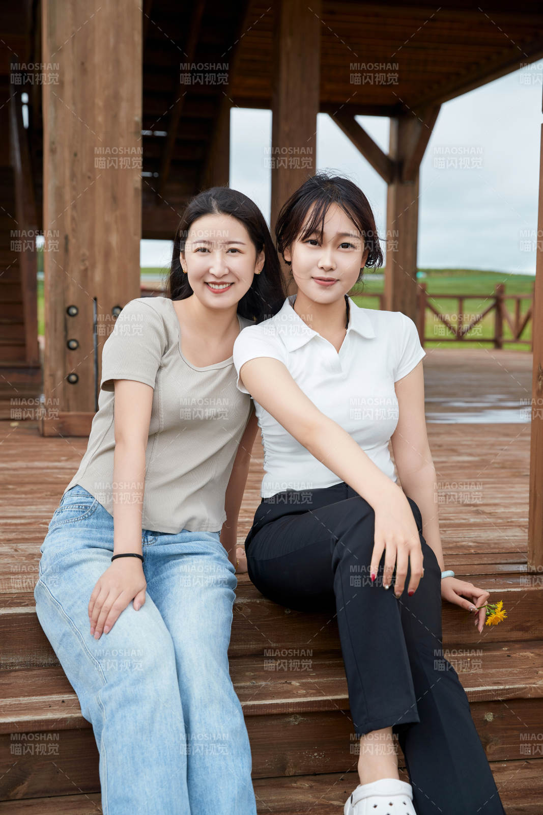 在草原花海观鸟台拍照游玩的美女闺蜜