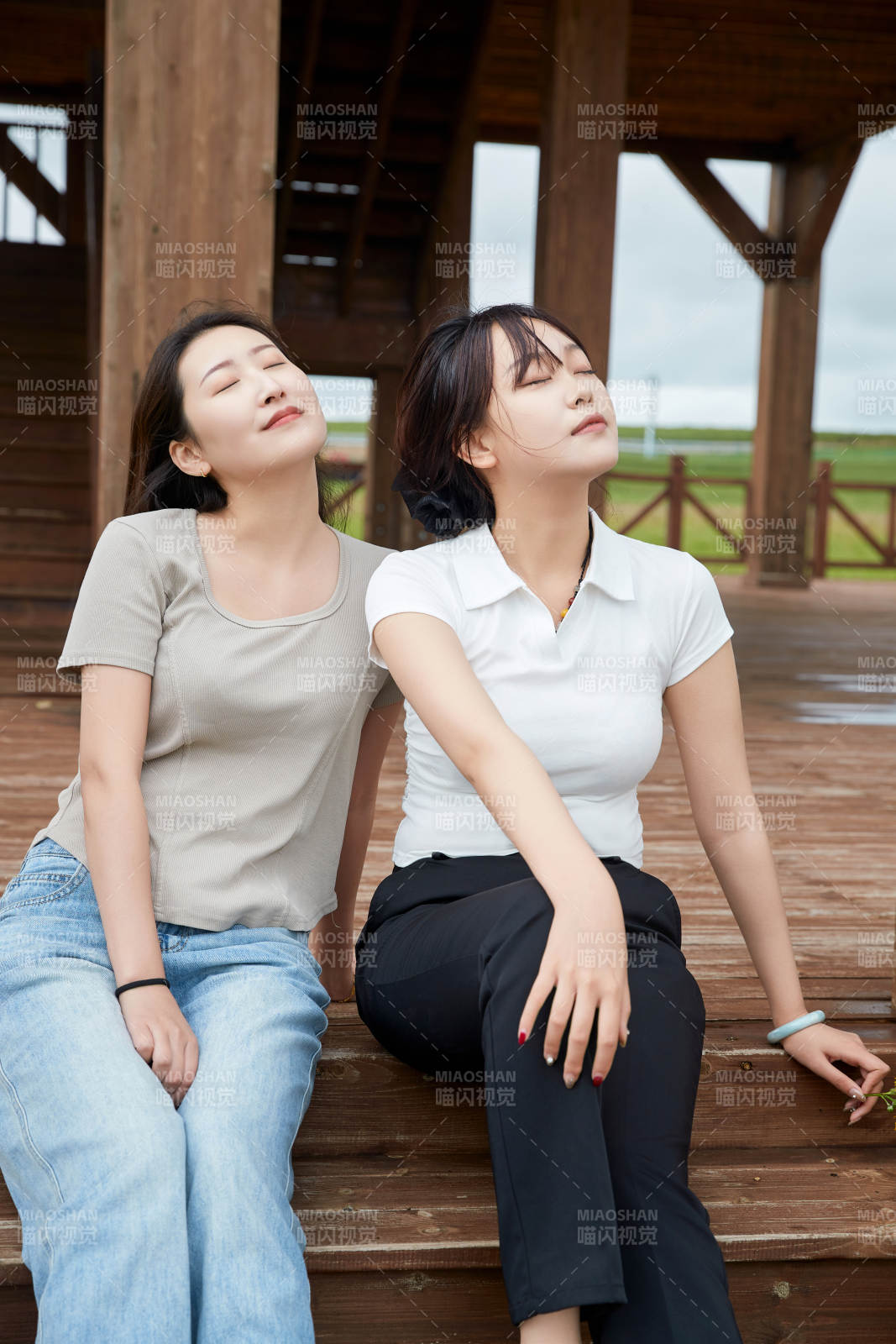 在草原花海观鸟台拍照游玩的美女闺蜜