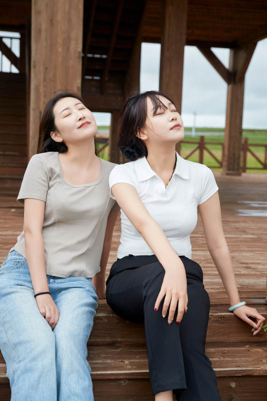 在草原花海观鸟台拍照游玩的美女闺蜜
