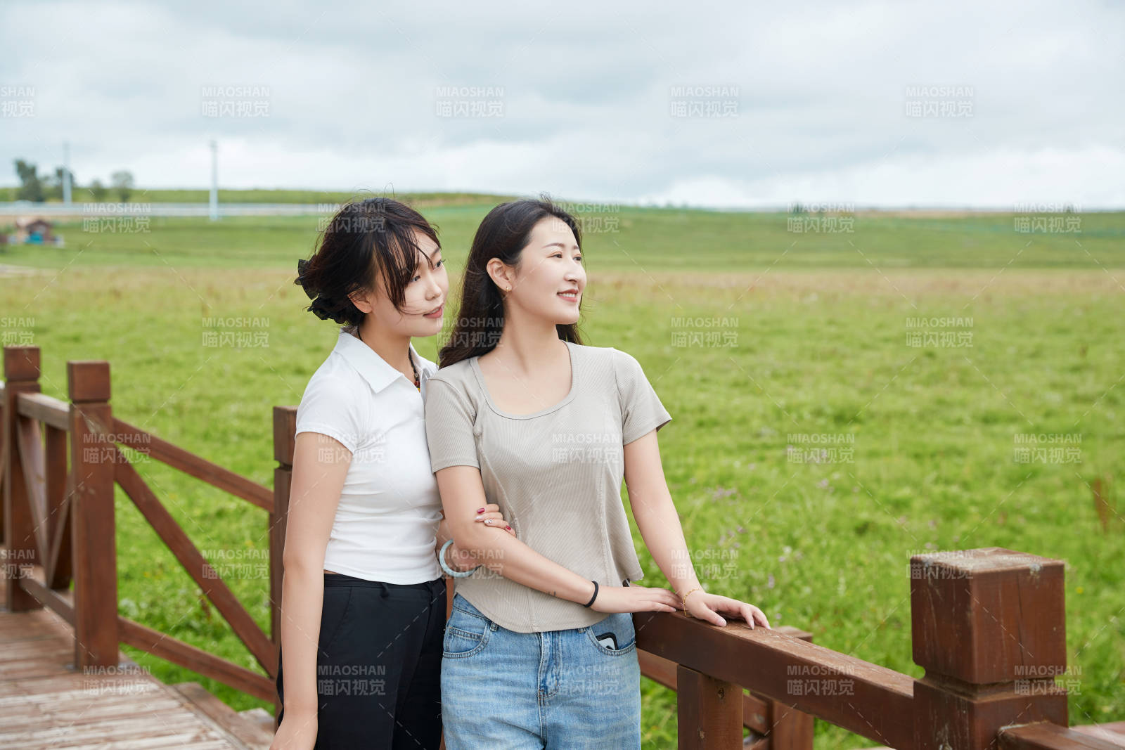 在草原花海观鸟台拍照游玩的美女闺蜜