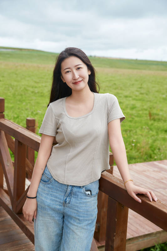 盛夏在草原花海拍照游玩的美女