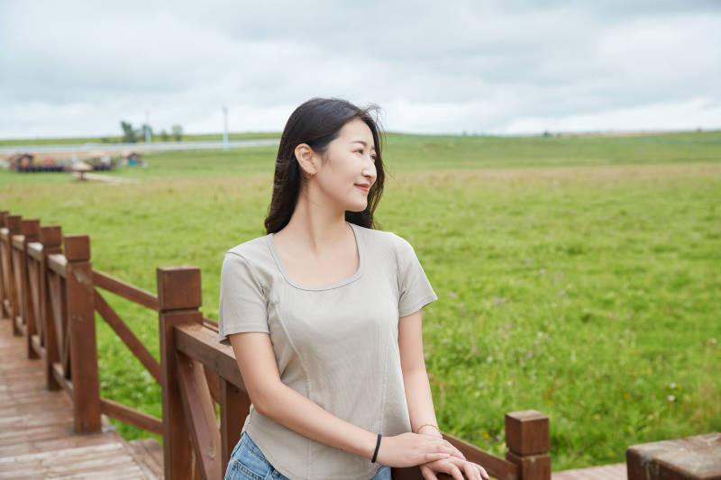 盛夏在草原花海拍照游玩的美女