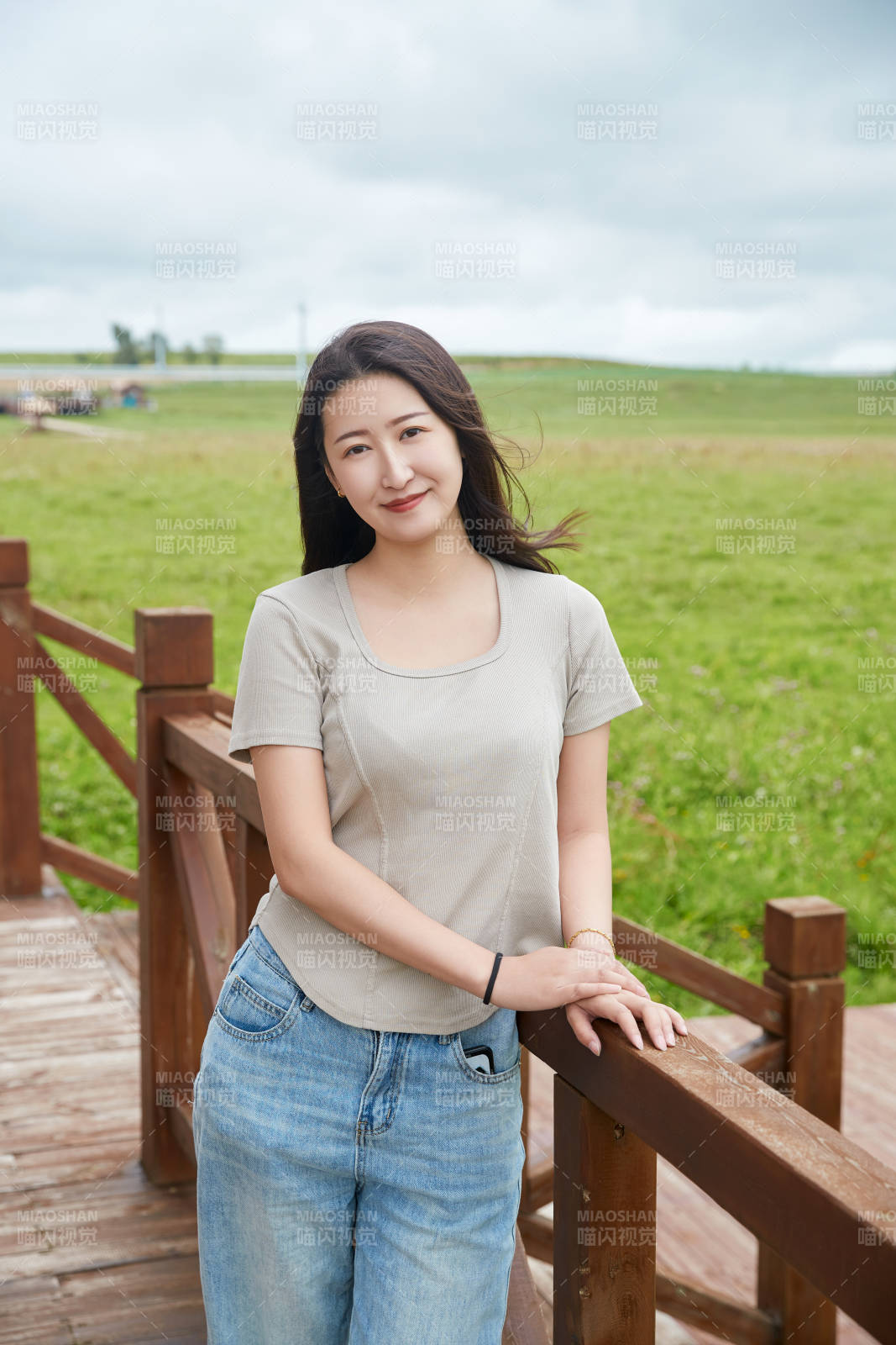 盛夏在草原花海拍照游玩的美女