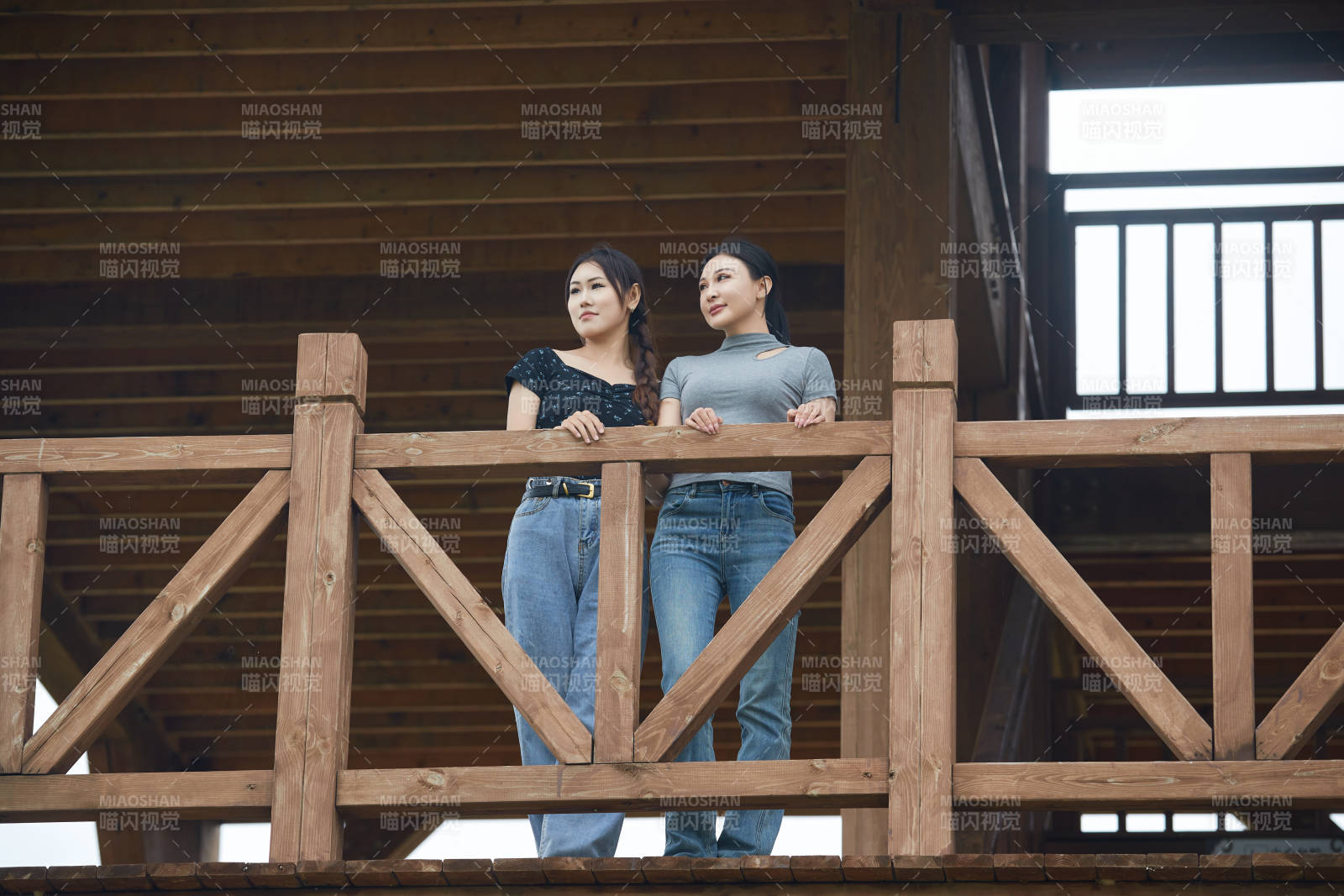 在草原花海观鸟台拍照游玩的美女闺蜜