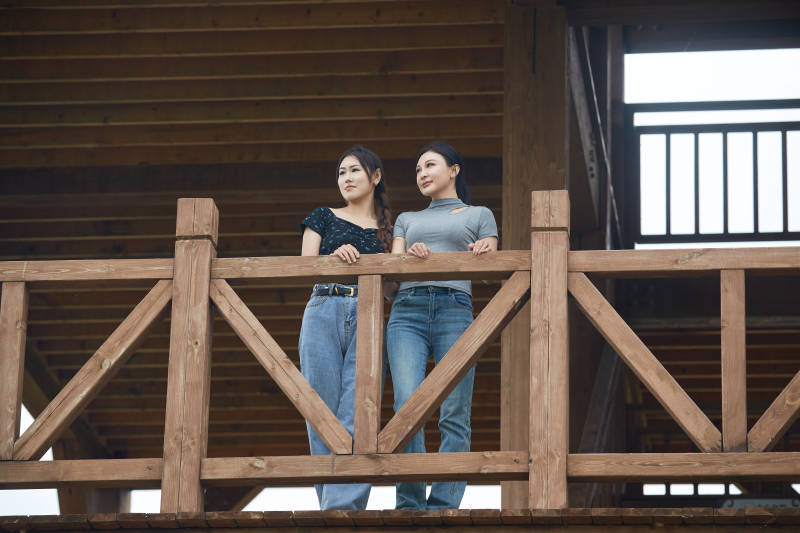在草原花海观鸟台拍照游玩的美女闺蜜