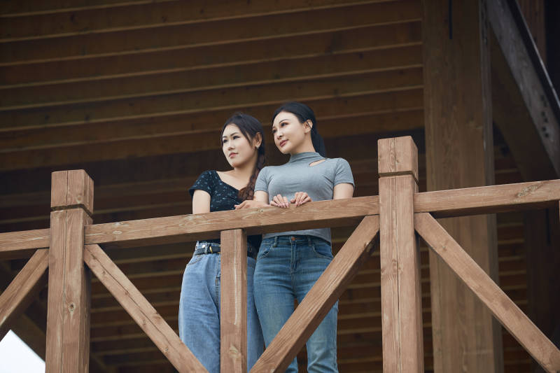 在草原花海观鸟台拍照游玩的美女闺蜜