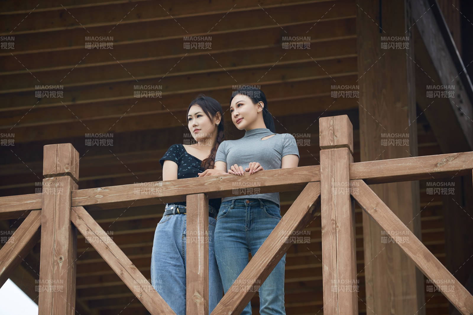 在草原花海观鸟台拍照游玩的美女闺蜜
