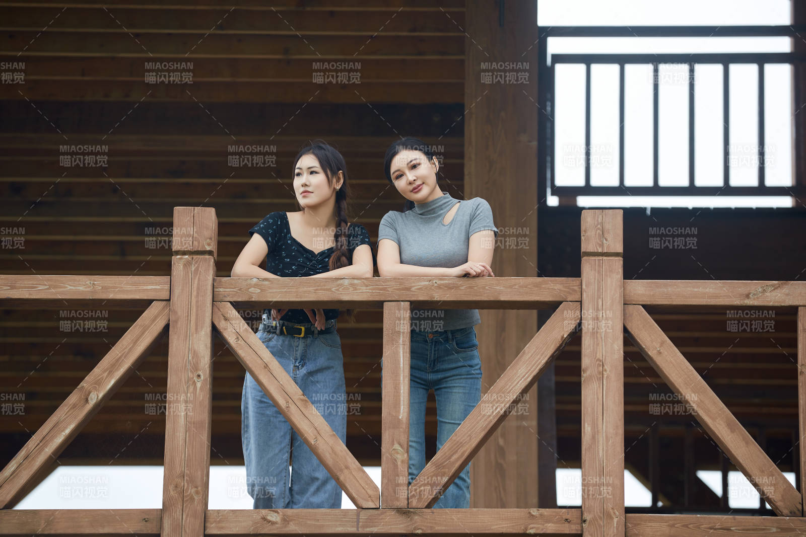 在草原花海观鸟台拍照游玩的美女闺蜜