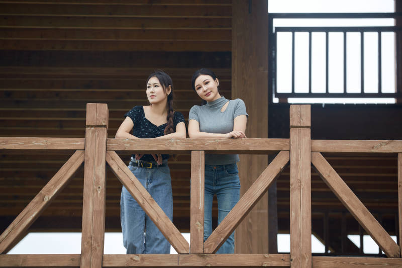 在草原花海观鸟台拍照游玩的美女闺蜜