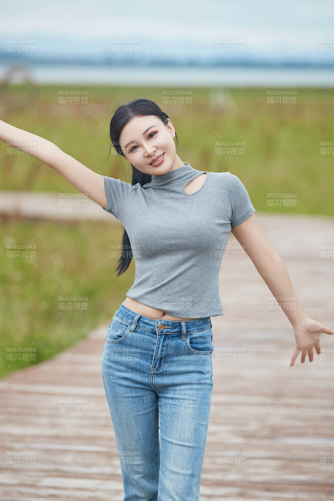 盛夏在草原花海拍照游玩的美女