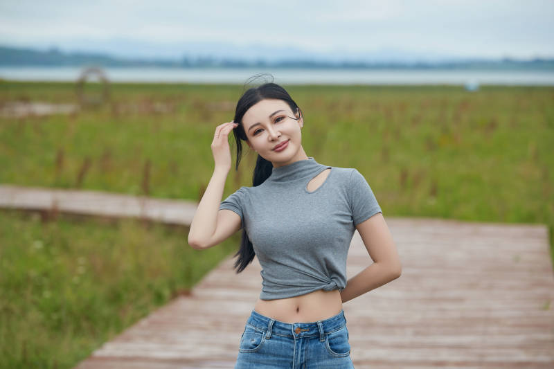 盛夏在草原花海拍照游玩的美女