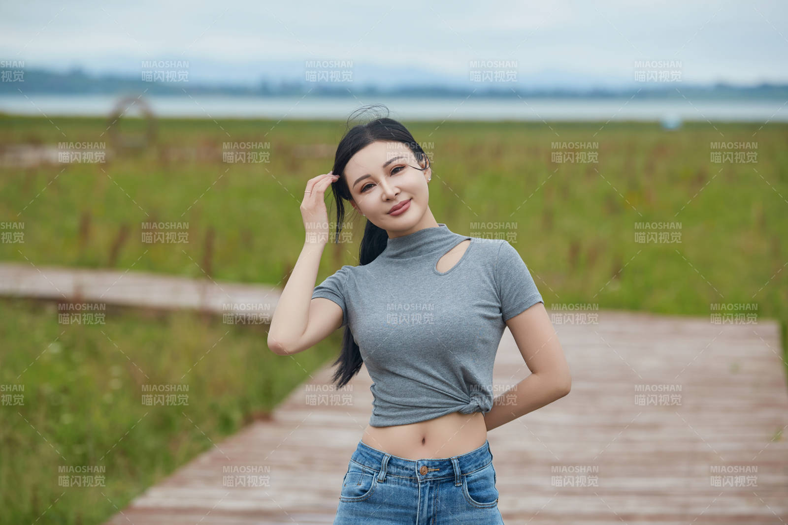 盛夏在草原花海拍照游玩的美女