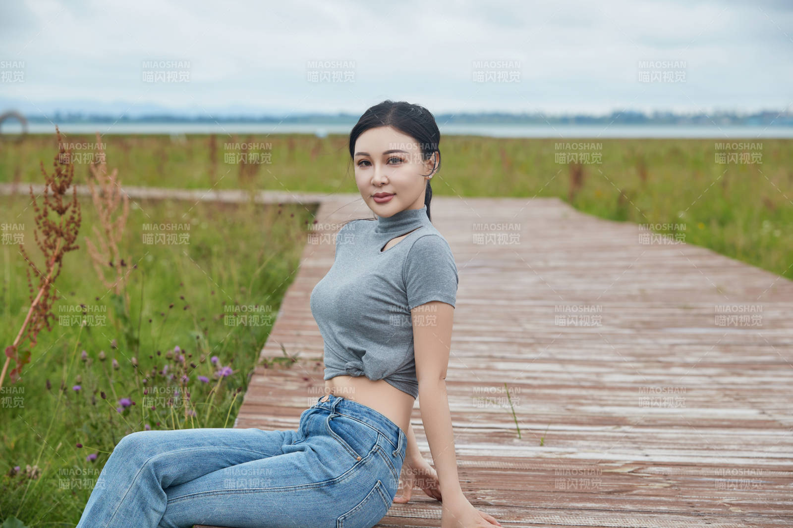 盛夏在草原花海拍照游玩的美女