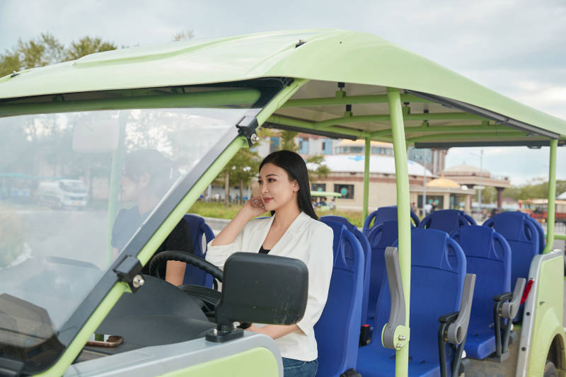 自驾旅游观光车在景区游玩的两位姑娘