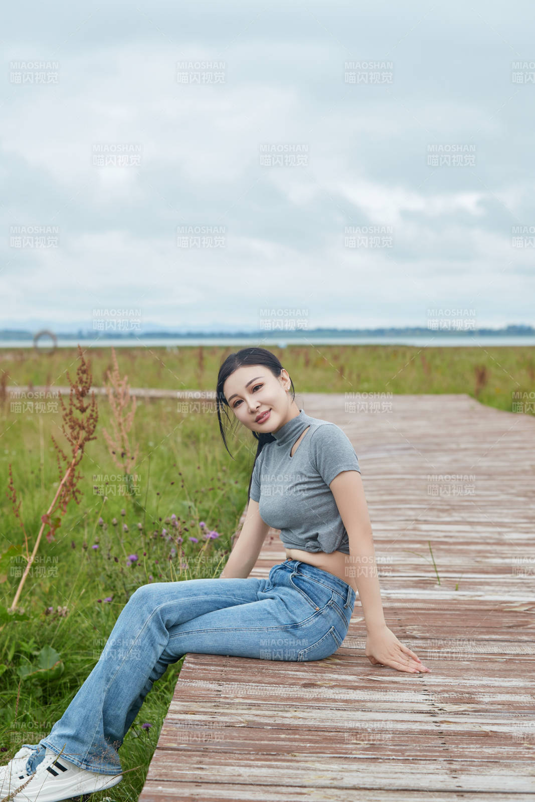 盛夏在草原花海拍照游玩的美女
