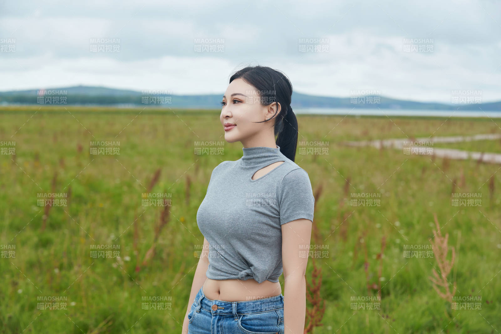 盛夏在草原花海拍照游玩的美女