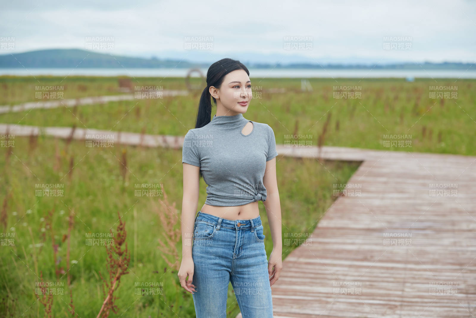 盛夏在草原花海拍照游玩的美女