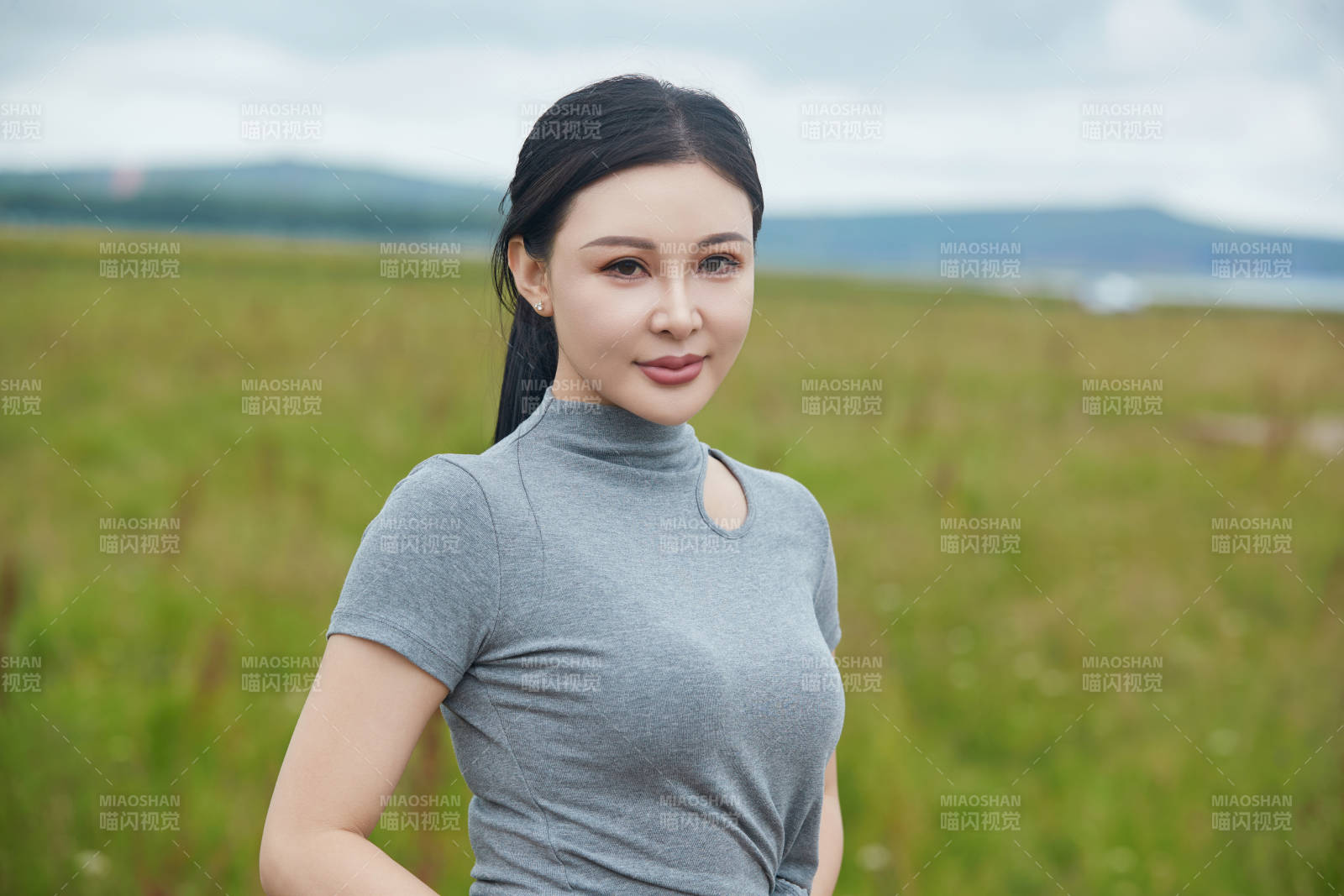 盛夏在草原花海拍照游玩的美女