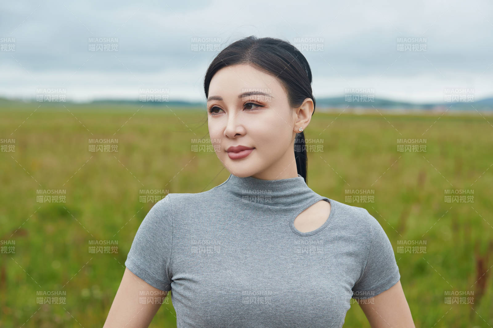 盛夏在草原花海拍照游玩的美女