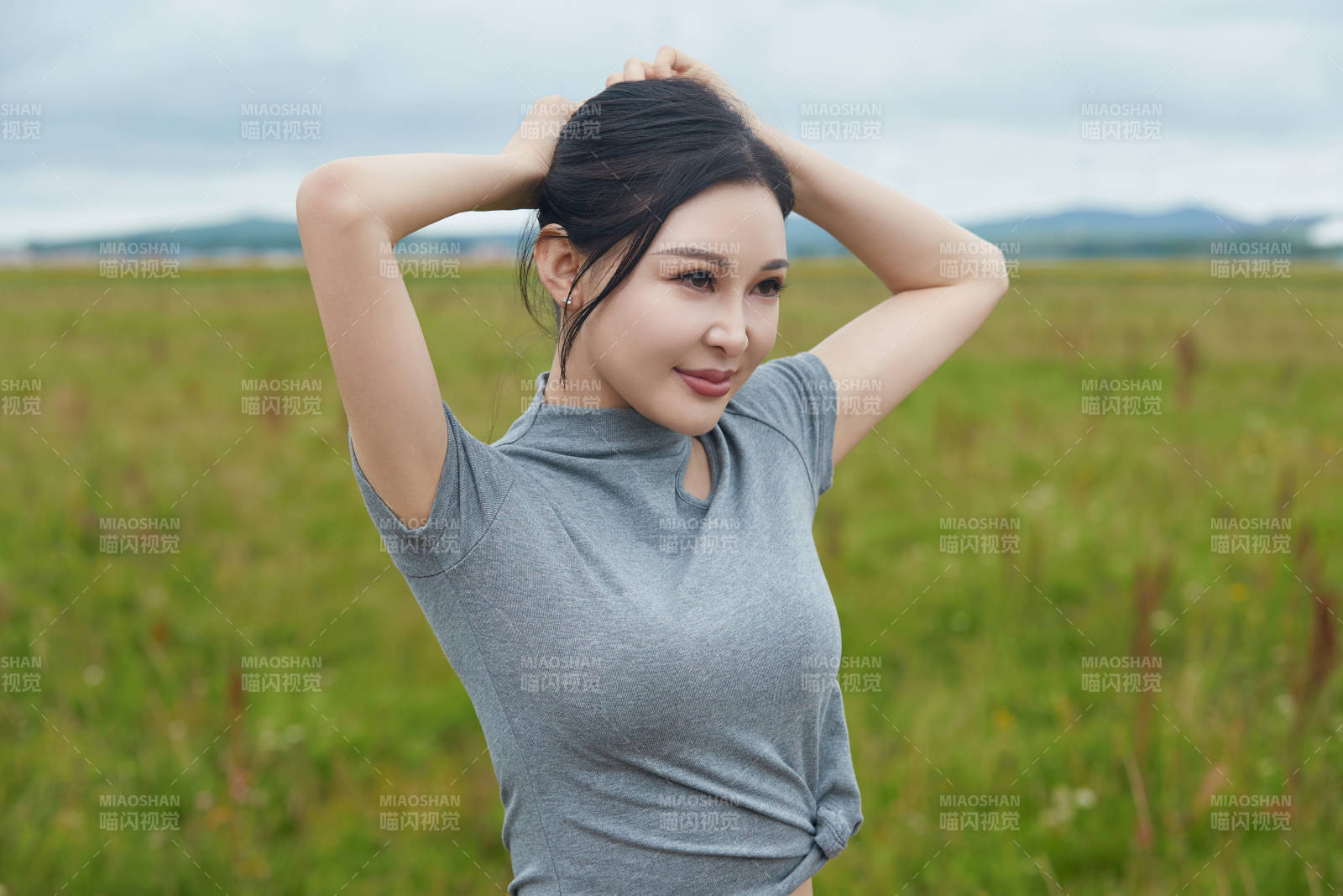 盛夏在草原花海拍照游玩的美女