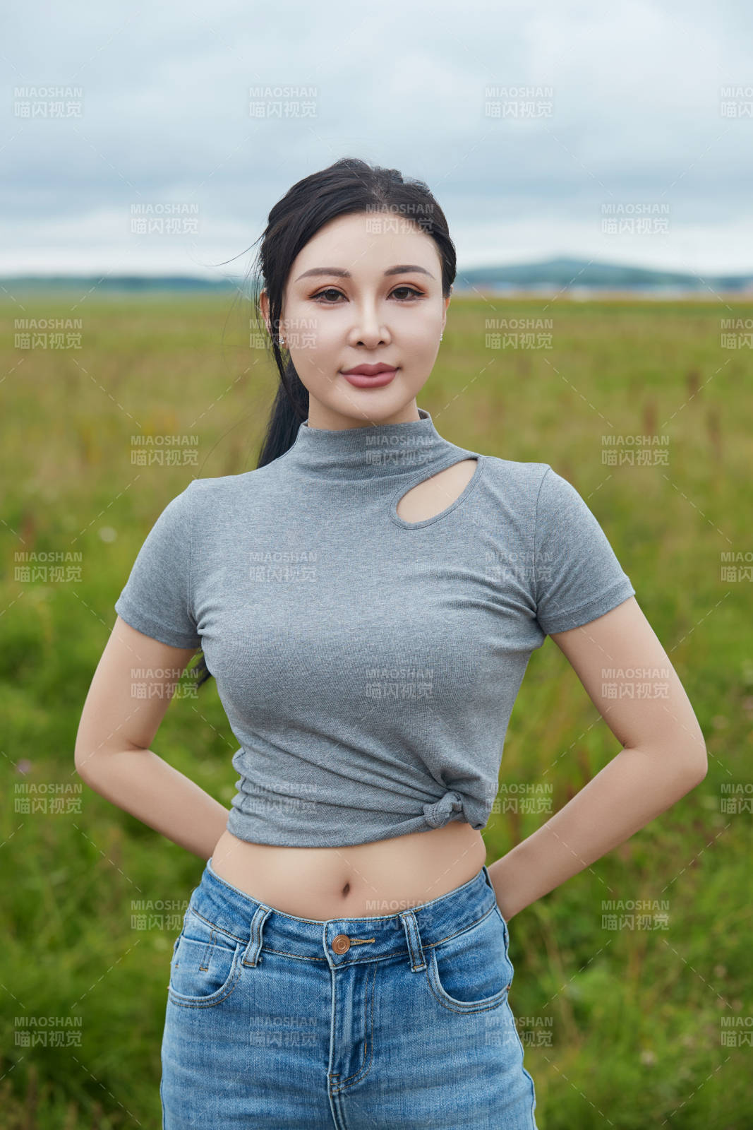 盛夏在草原花海拍照游玩的美女