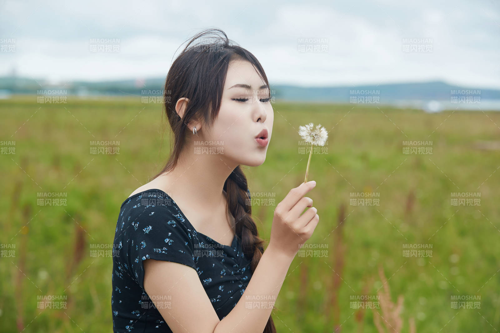 盛夏在草原花海拍照游玩的美女