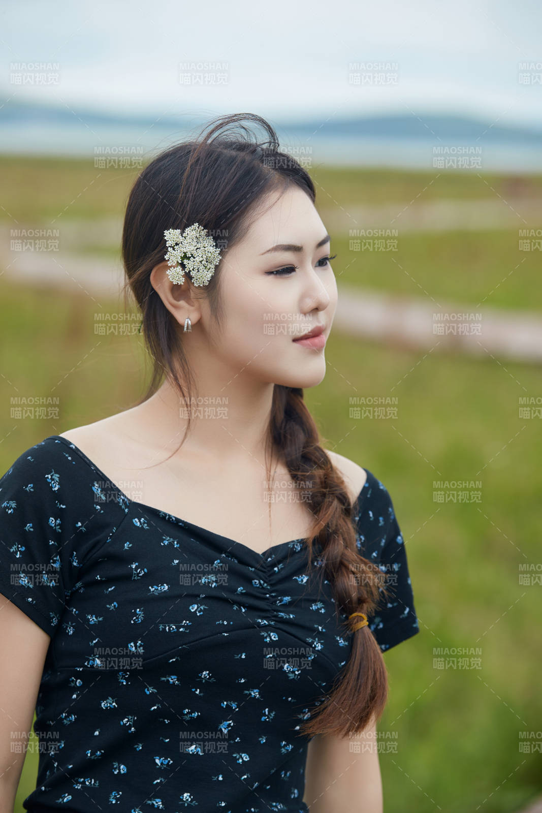 盛夏在草原花海拍照游玩的美女