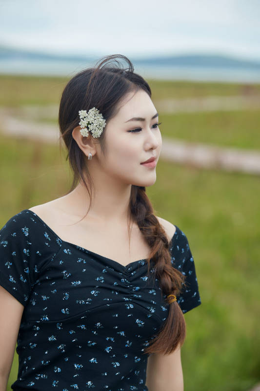 盛夏在草原花海拍照游玩的美女