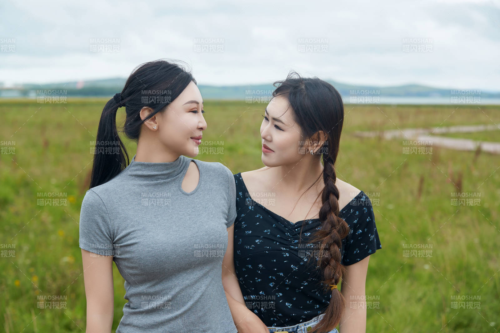 在草原花海观鸟台拍照游玩的美女闺蜜