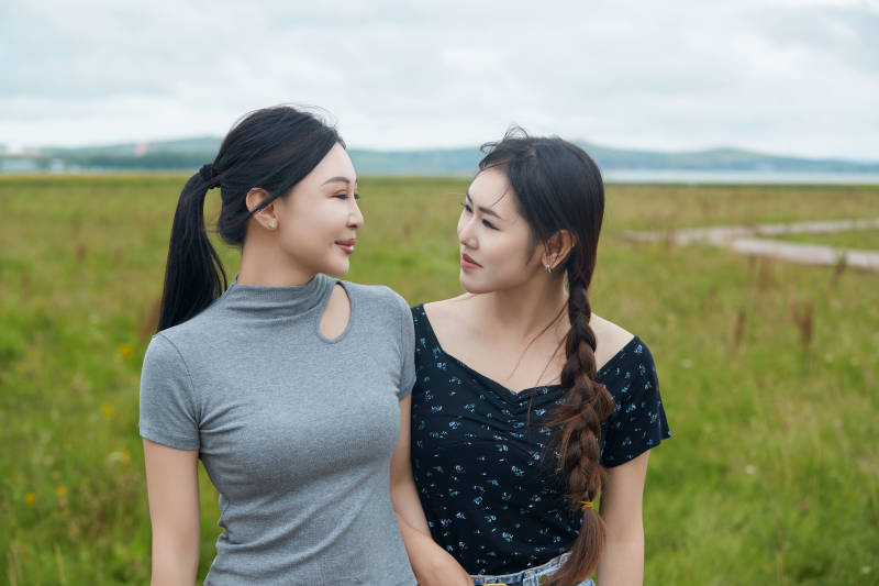 在草原花海观鸟台拍照游玩的美女闺蜜