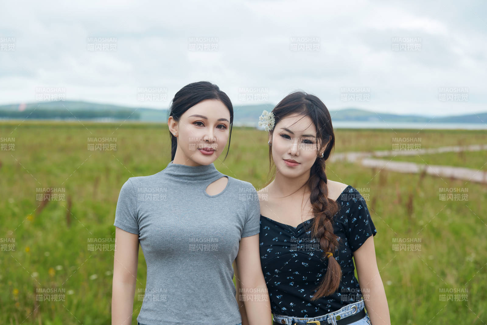 在草原花海观鸟台拍照游玩的美女闺蜜